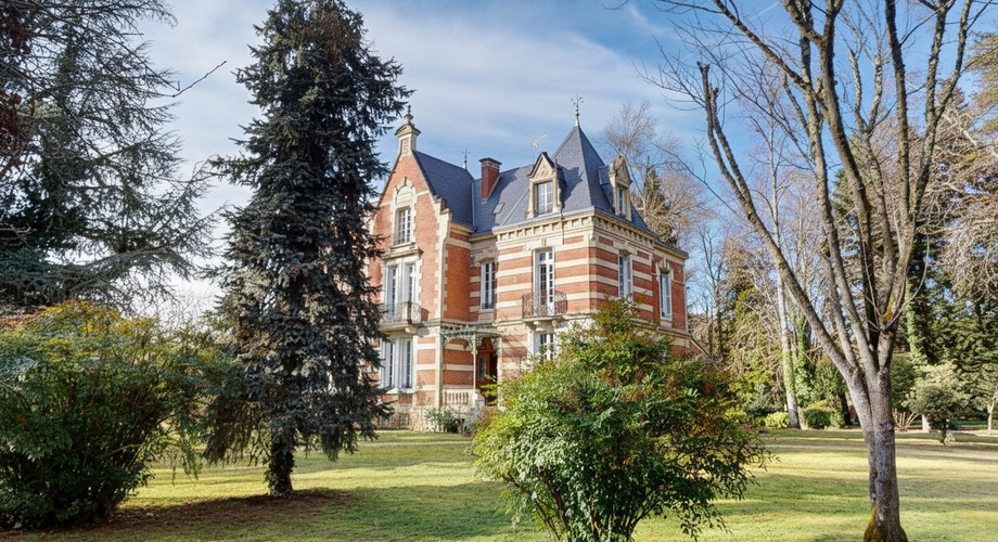 On the outskirts of Souillac towards Sarlat, in the center of a magnificent 3 hectare park, beautiful renovated residence offering over 500 m² of living space, with swimming pool and outbuildings. MP114036