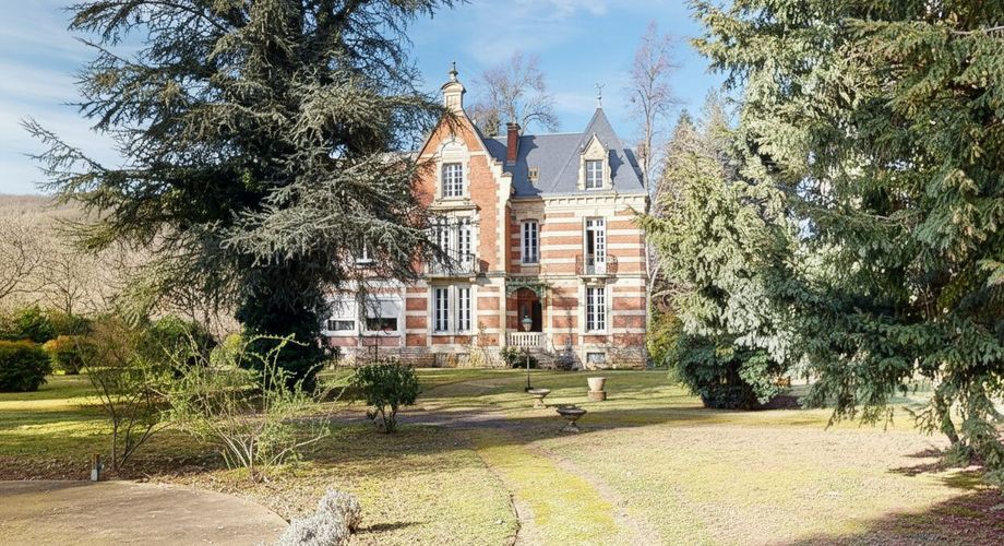 On the outskirts of Souillac towards Sarlat, in the center of a magnificent 3 hectare park, beautiful renovated residence offering over 500 m² of living space, with swimming pool and outbuildings. MP114036