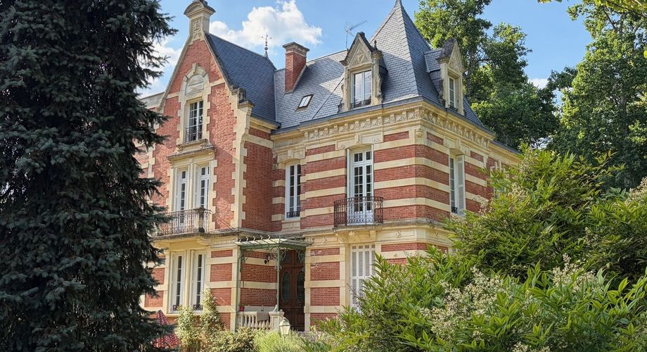 Aux portes du Périgord Noir, aux abords de Souillac en direction de Sarlat, au centre d'un magnifique parc de 3 hectares, belle demeure rénovée offrant plus de 500 m² habitables, avec piscine et dépendance.