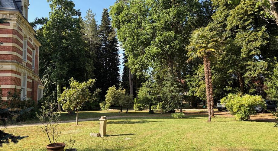 Aux portes du Périgord Noir, aux abords de Souillac en direction de Sarlat, au centre d'un magnifique parc de 3 hectares, belle demeure rénovée offrant plus de 500 m² habitables, avec piscine et dépendance.