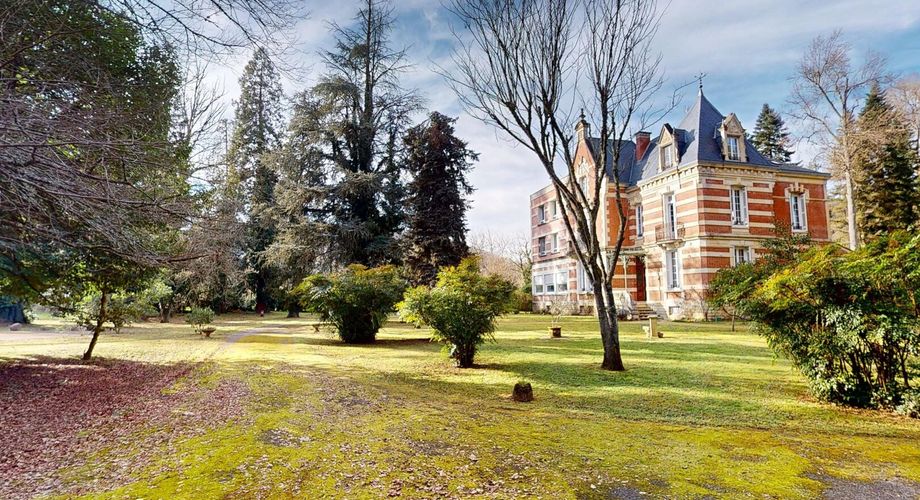 Aux portes du Périgord Noir, aux abords de Souillac en direction de Sarlat, au centre d'un magnifique parc de 3 hectares, belle demeure rénovée offrant plus de 500 m² habitables, avec piscine et dépendance.