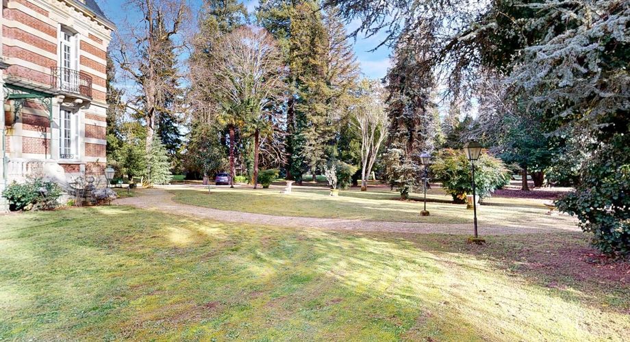 Aux portes du Périgord Noir, aux abords de Souillac en direction de Sarlat, au centre d'un magnifique parc de 3 hectares, belle demeure rénovée offrant plus de 500 m² habitables, avec piscine et dépendance.
