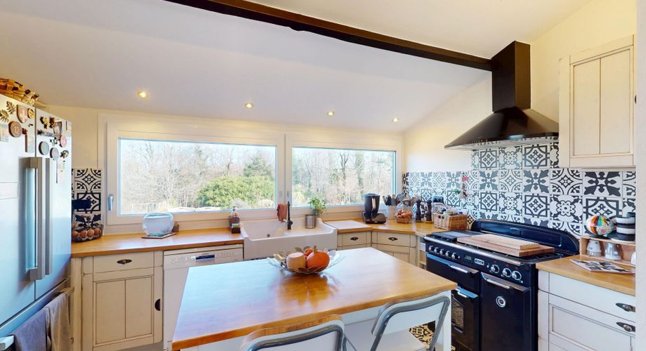 En Périgord Noir, maison sur 4000 m² de terrrain, située à 5 minutes de Montignac-Lascaux en direction de Sarlat, sur les hauteurs, au calme en bout de hameau.