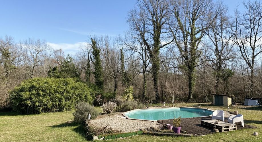 En Périgord Noir, maison sur 4000 m² de terrrain, située à 5 minutes de Montignac-Lascaux en direction de Sarlat, sur les hauteurs, au calme en bout de hameau.