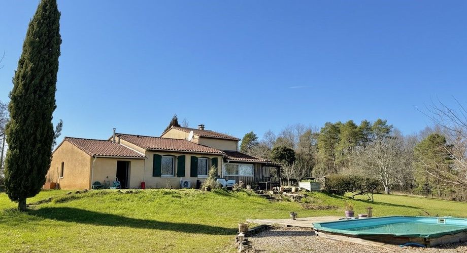 LOVELY 3-BEDROOM PROPERTY ON AN ACRE OF LAND WITH SWIMMING POOL AND GREAT VIEWS BETWEEN MONTIGNAC AND SARLAT. MP113031