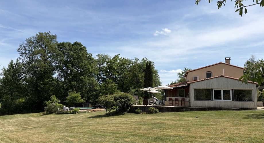 En Périgord Noir, maison sur 4000 m² de terrain, située à 5 minutes de Montignac-Lascaux en direction de Sarlat, sur les hauteurs, au calme en bout de hameau.
