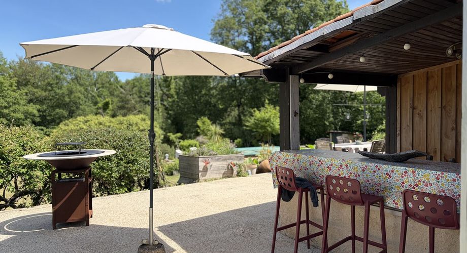 En Périgord Noir, maison sur 4000 m² de terrain, située à 5 minutes de Montignac-Lascaux en direction de Sarlat, sur les hauteurs, au calme en bout de hameau.
