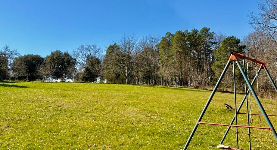 En Périgord Noir, maison sur 4000 m² de terrrain, située à 5 minutes de Montignac-Lascaux en direction de Sarlat, sur les hauteurs, au calme en bout de hameau.