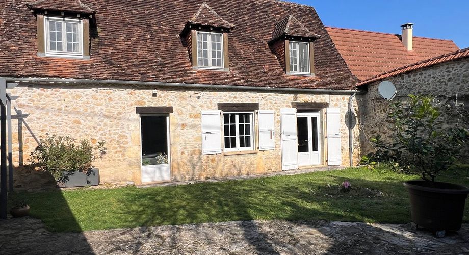 A 15 minutes de Montignac, entre Périgueux et Brive, belle longère en pierre au coeur d'un joli hameau avec un magnifique point de vue !