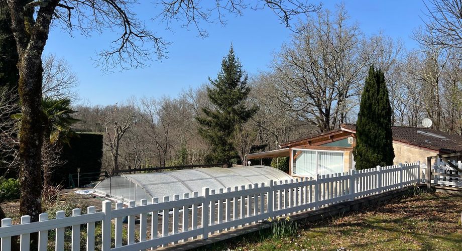 Idéalement placée entre Périgueux et Brive, propriété composée d'une maison de 160 m², d'un gite de 70 m², d'une piscine et de nombreuses dépendances. Le tout sur 5500 m² de terrain arboré.