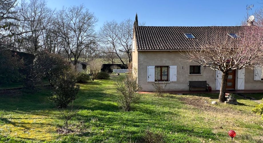 Idéalement placée entre Périgueux et Brive, propriété composée d'une maison de 160 m², d'un gite de 70 m², d'une piscine et de nombreuses dépendances. Le tout sur 5500 m² de terrain arboré.