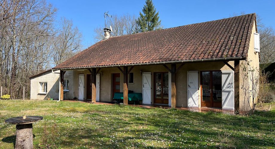 Idéalement placée entre Périgueux et Brive, propriété composée d'une maison de 160 m², d'un gite de 70 m², d'une piscine et de nombreuses dépendances. Le tout sur 5500 m² de terrain arboré.