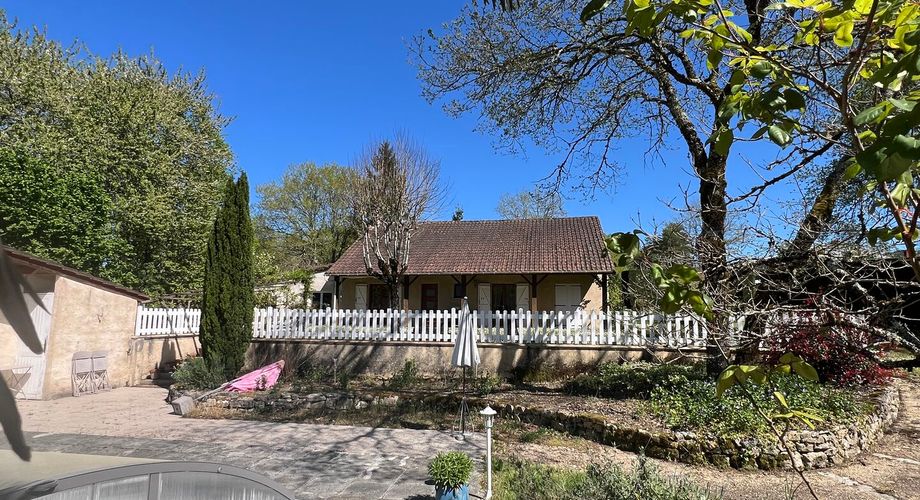 Idéalement placée entre Périgueux et Brive, propriété composée d'une maison de 160 m², d'un gite de 70 m², d'une piscine et de nombreuses dépendances. Le tout sur 5500 m² de terrain arboré.