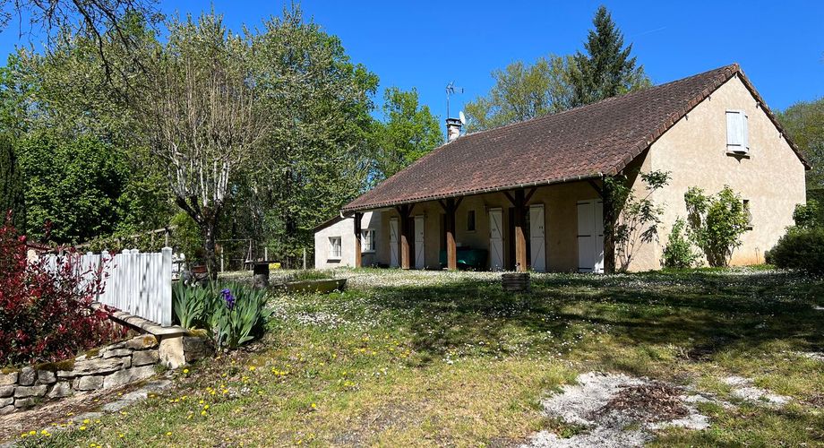 Idéalement placée entre Périgueux et Brive, propriété composée d'une maison de 160 m², d'un gite de 70 m², d'une piscine et de nombreuses dépendances. Le tout sur 5500 m² de terrain arboré.
