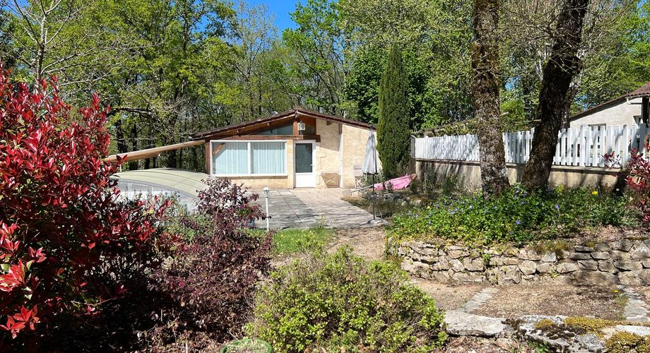 Idéalement placée entre Périgueux et Brive, propriété composée d'une maison de 160 m², d'un gite de 70 m², d'une piscine et de nombreuses dépendances. Le tout sur 5500 m² de terrain arboré.