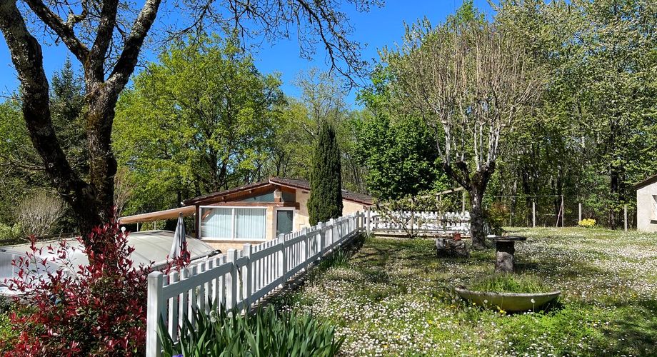 Idéalement placée entre Périgueux et Brive, propriété composée d'une maison de 160 m², d'un gite de 70 m², d'une piscine et de nombreuses dépendances. Le tout sur 5500 m² de terrain arboré.