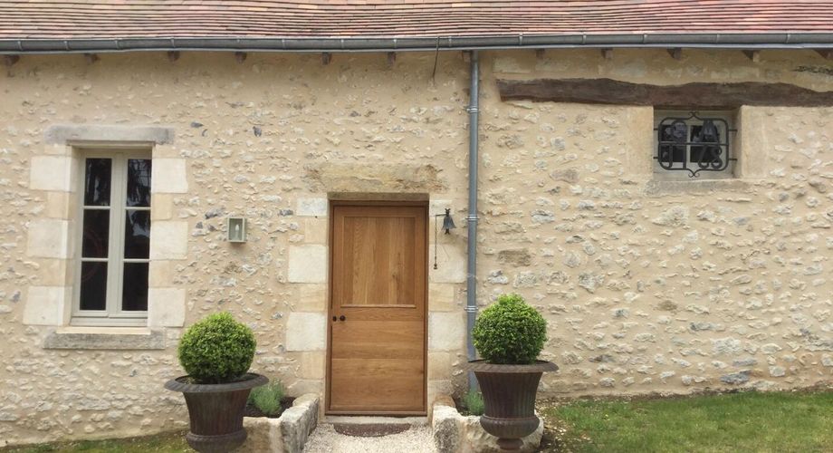 Dans un charmant hameau du Périgord Noir, à une quizaine de minutes de Montignac-Lascaux, propriété ancienne composée d'une maison de plus de 200 m² habitables, de granges, d'une piscine, le tout rénové avec soin et goût. A voir!
