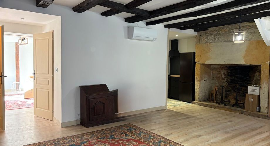 En plein coeur de Montignac-lascaux, maison ancienne récemment rénovée. 3 chambres, cour, garage. Proche commerces et écoles.