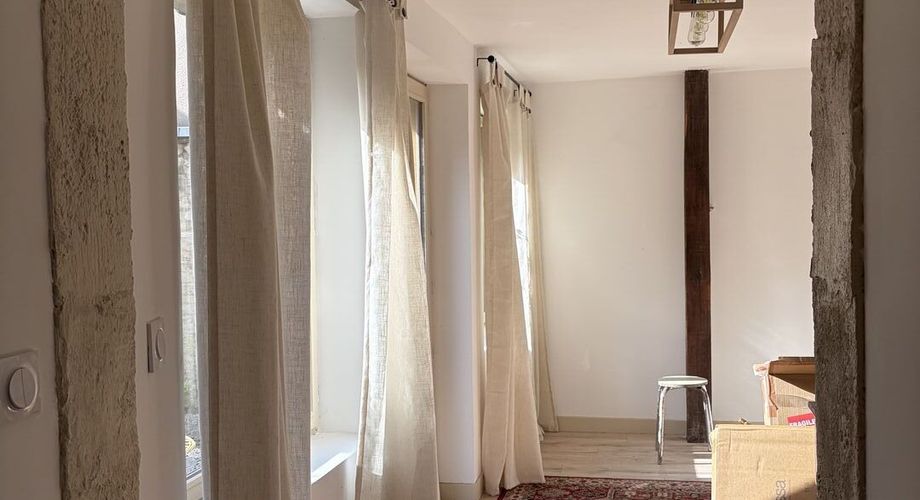 En plein coeur de Montignac-lascaux, maison ancienne récemment rénovée. 3 chambres, cour, garage. Proche commerces et écoles.