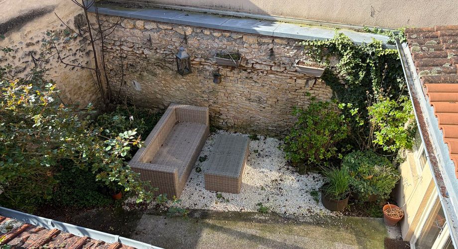 En plein coeur de Montignac-lascaux, maison ancienne récemment rénovée. 3 chambres, cour, garage. Proche commerces et écoles.