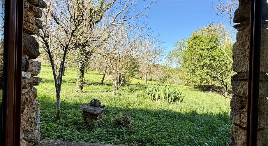 Fermette à rénover sur les hauteurs du charmant village de La Cassagne en Périgord Noir. Jardin de 2000 m². 