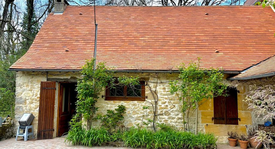Superbe situation, calme, sur hauteurs et sans voisin visible pour cette petite propriété de caractère sur 2.8 ha avec jardin buccolique, clairière et forêt avec chênes centenaires.