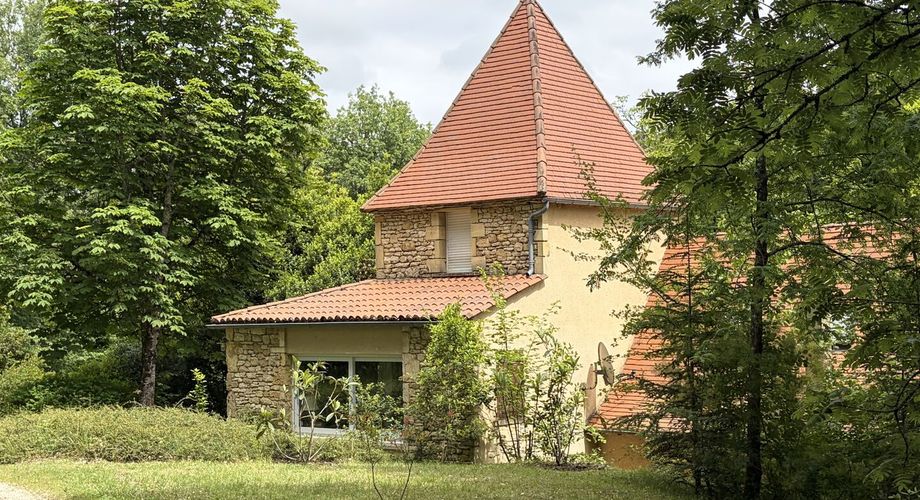 Superbe situation, calme, sur hauteurs et sans voisin visible pour cette petite propriété de caractère sur 2.8 ha avec jardin buccolique, clairière et forêt avec chênes centenaires.