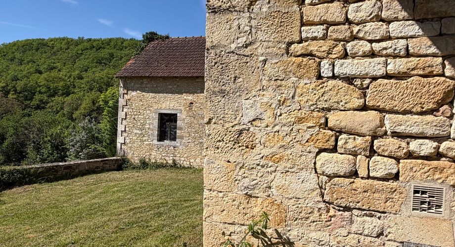 Très beau projet en Périgord Noir dans un village classé. Superbe bâtisse du XVIII ème avec toiture neuve et dépendances. 