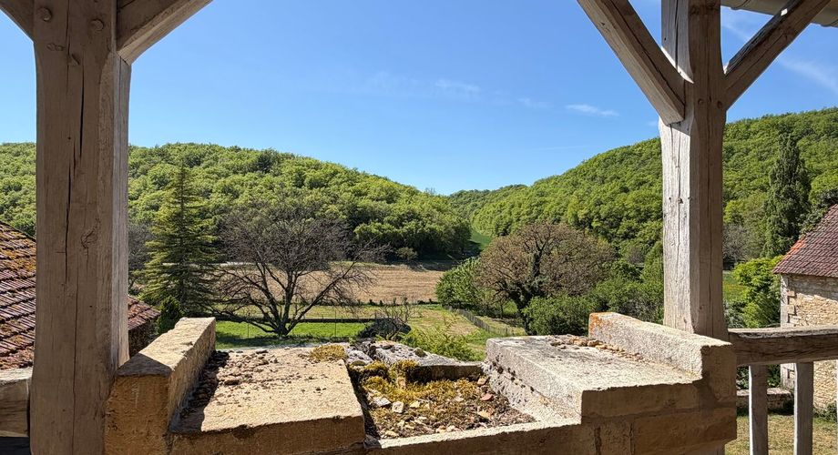 Très beau projet en Périgord Noir dans un village classé. Superbe bâtisse du XVIII ème avec toiture neuve et dépendances. 