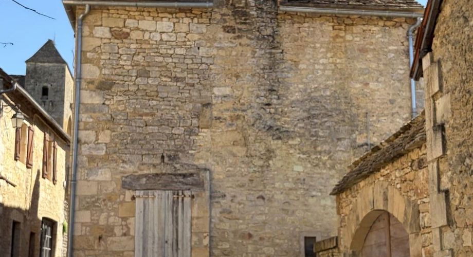 Très beau projet en Périgord Noir dans un village classé. Superbe bâtisse du XVIII ème avec toiture neuve et dépendances. 