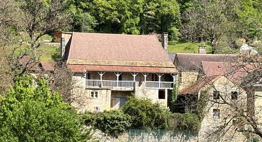Très beau projet en Périgord Noir dans un village classé. Superbe bâtisse du XVIII ème avec toiture neuve et dépendances. 