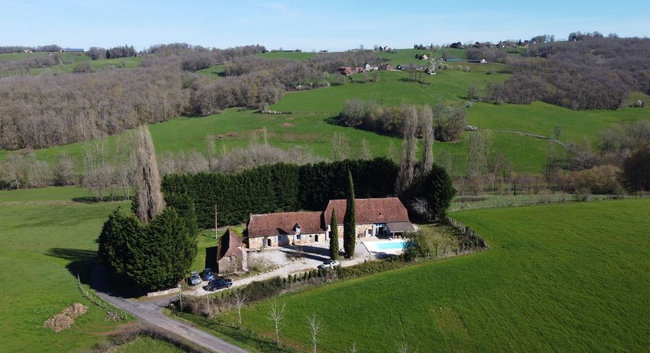 Région de Hautefort, Propriété de caractère, en campagne et sans voisin. Maison d'amis et piscine. 