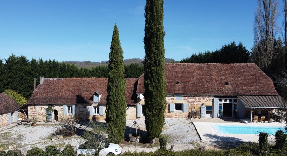 Région de Hautefort, Propriété de caractère, en campagne et sans voisin. Maison d'amis et piscine. 