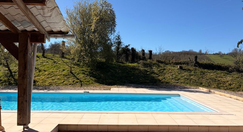 Région de Hautefort, Propriété de caractère, en campagne et sans voisin. Maison d'amis et piscine. 