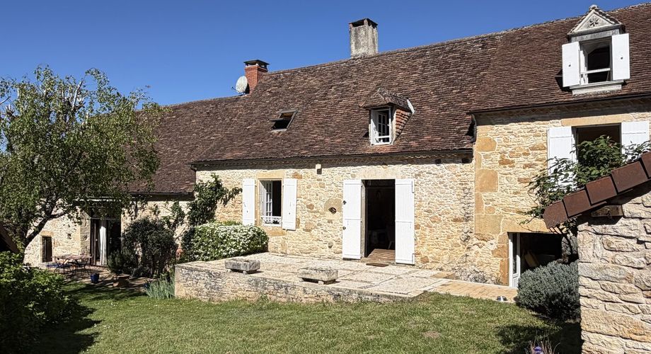 Au coeur du Périgord, dans un hameau authentique à 15 min d'Hautefort, authentique propriété de caractère avec piscine.