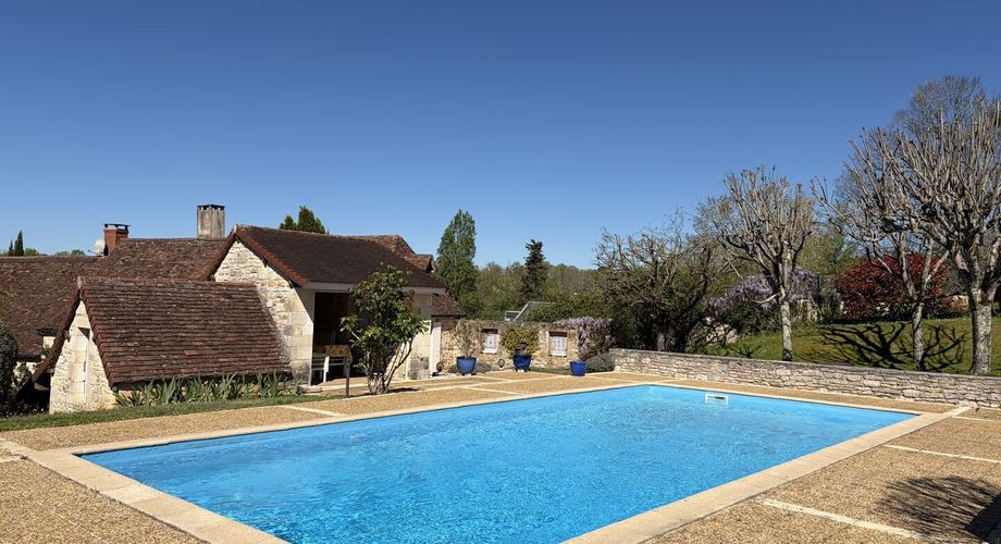 Au coeur du Périgord, dans un hameau authentique à 15 min d'Hautefort, authentique propriété de caractère avec piscine.