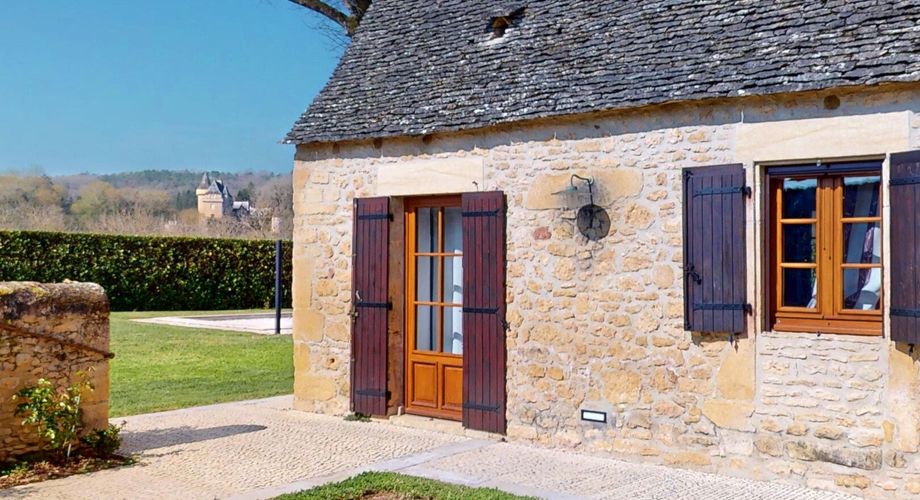 Dans la vallée de la Vézère, patrimoine de l'Unesco, propriété de caractère avec piscine, l'ensemble sur un grand jardin paysagé de 3200 m², avec une très belle vue sur un château.