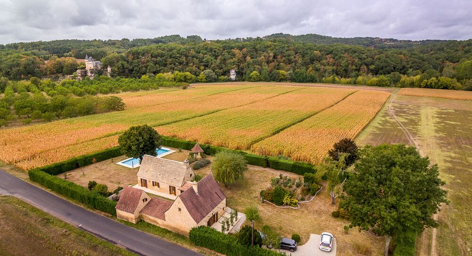 Dans la vallée de la Vézère, patrimoine de l'Unesco, propriété de caractère avec piscine, l'ensemble sur un grand jardin paysagé de 3200 m², avec une très belle vue sur un château.