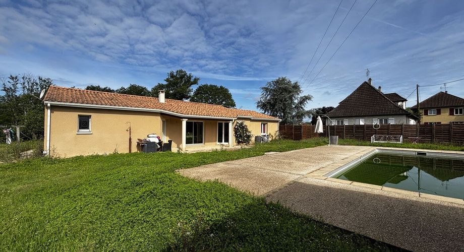 A Montignac-Lascaux, à 5 minutes du centre-ville, maison contemporaine de 150m² habitables avec piscine.