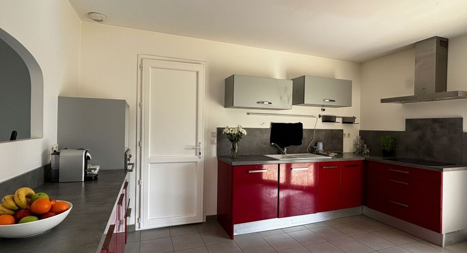 A Montignac-Lascaux, à 5 minutes du centre-ville, maison contemporaine de 150m² habitables avec piscine.