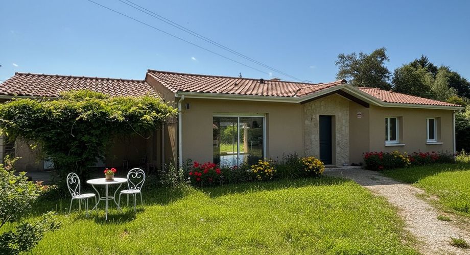 A Montignac-Lascaux, à 5 minutes du centre-ville, maison contemporaine de 150m² habitables avec piscine.