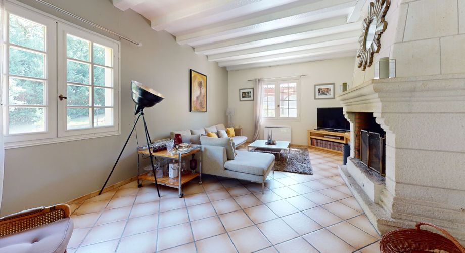 Maison contemporaine 275 m² avec piscine à Terrasson-Lavilledieu sur environ 5000 m² de terrain.