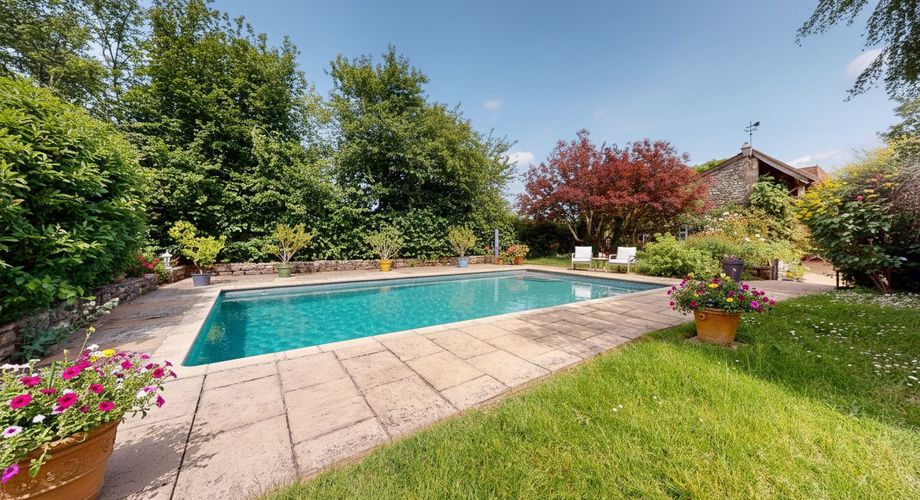 En Périgord Noir, dans un village classé, propriété de caractère avec maison principale, dépendance aménagée et piscine. jardin de 1200 m².