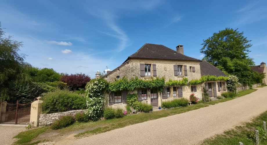 En Périgord Noir, dans un village classé, propriété de caractère avec maison principale, dépendance aménagée et piscine. jardin de 1200 m².