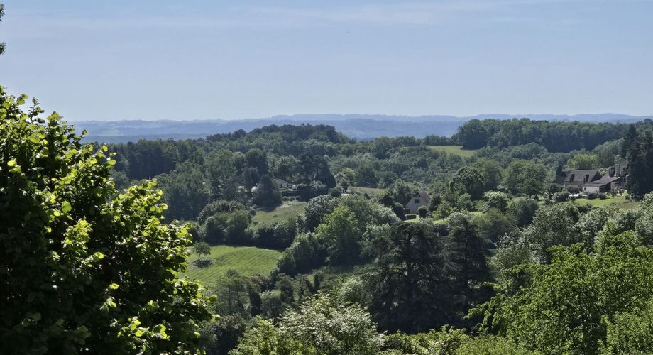 Belle maison de bourg avec vue, proche de tous commerces et services en Périgord Noir.