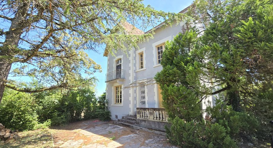 Belle maison de bourg avec vue, proche de tous commerces et services en Périgord Noir.