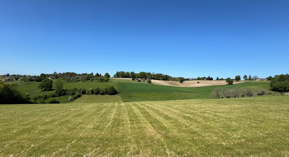 Spacieux terrain de 6500m² dont environ 1800 m² constructibles à proximité des commodités en Dordogne.