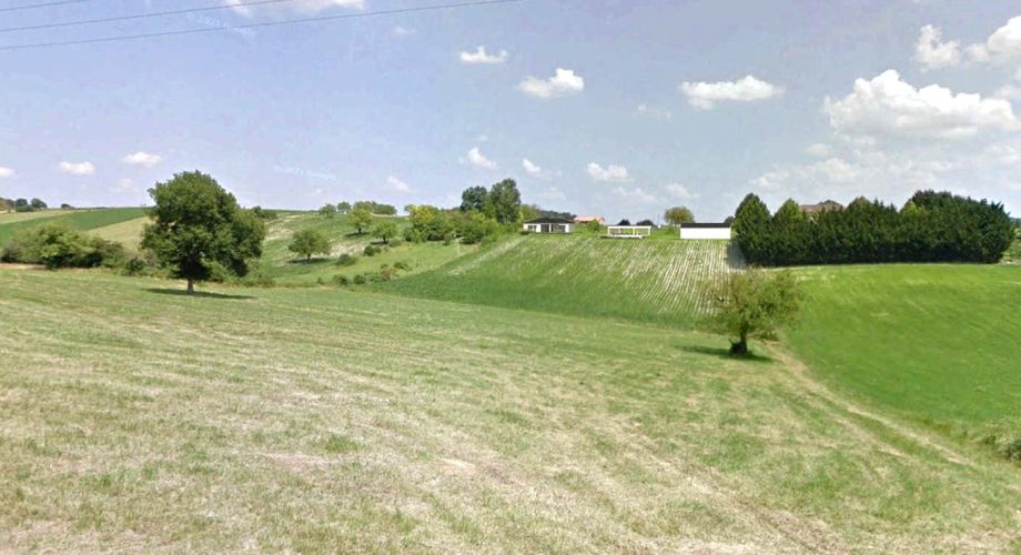 Spacieux terrain de 6500m² dont environ 1800 m² constructibles à proximité des commodités en Dordogne.