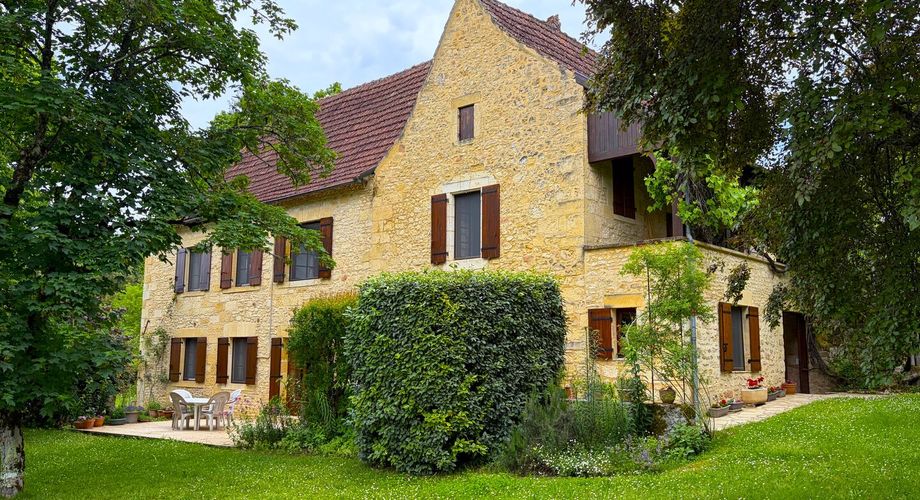 Très belle propriété en Périgord Noir, avec grande maison principale, maison d'amis et piscine. Beau terrain paysagé d'environ 5700 m².