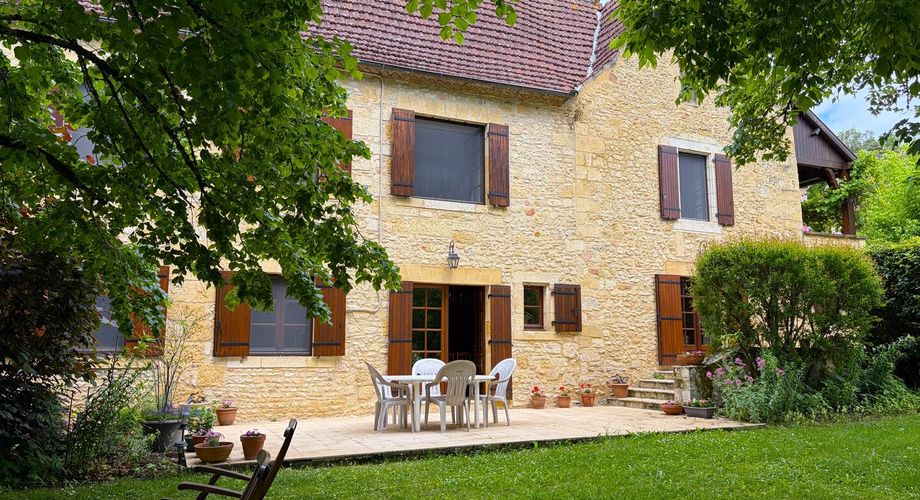 Très belle propriété en Périgord Noir, avec grande maison principale, maison d'amis et piscine. Beau terrain paysagé d'environ 5700 m².